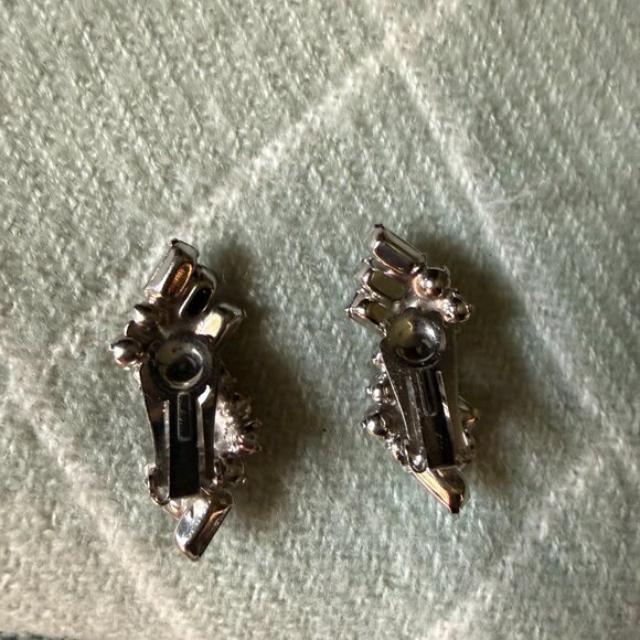 VINTAGE CLIP ON EARRINGS - Picture 2 of 3